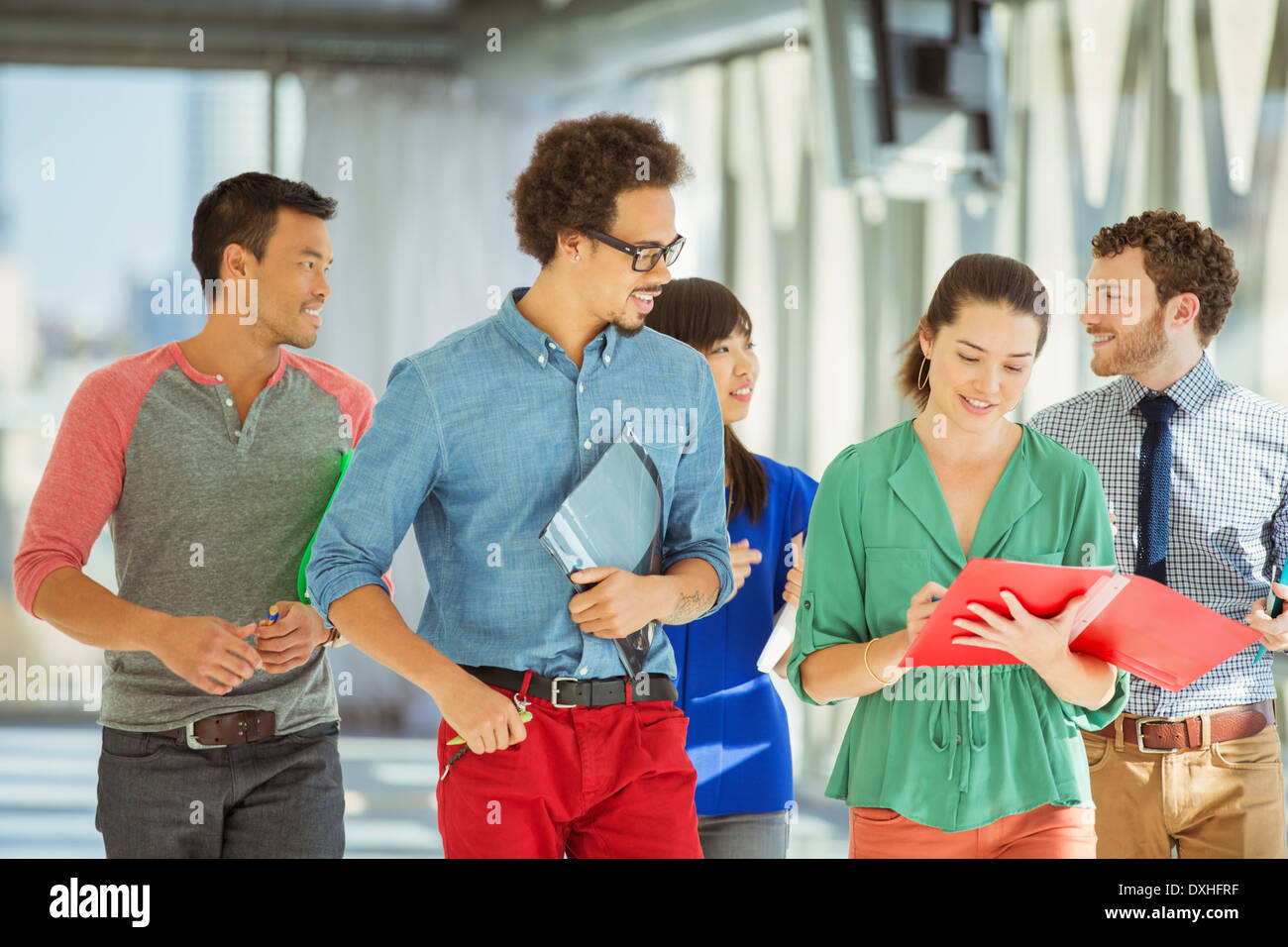 Attività creativa la gente camminare nel corridoio di office Foto Stock