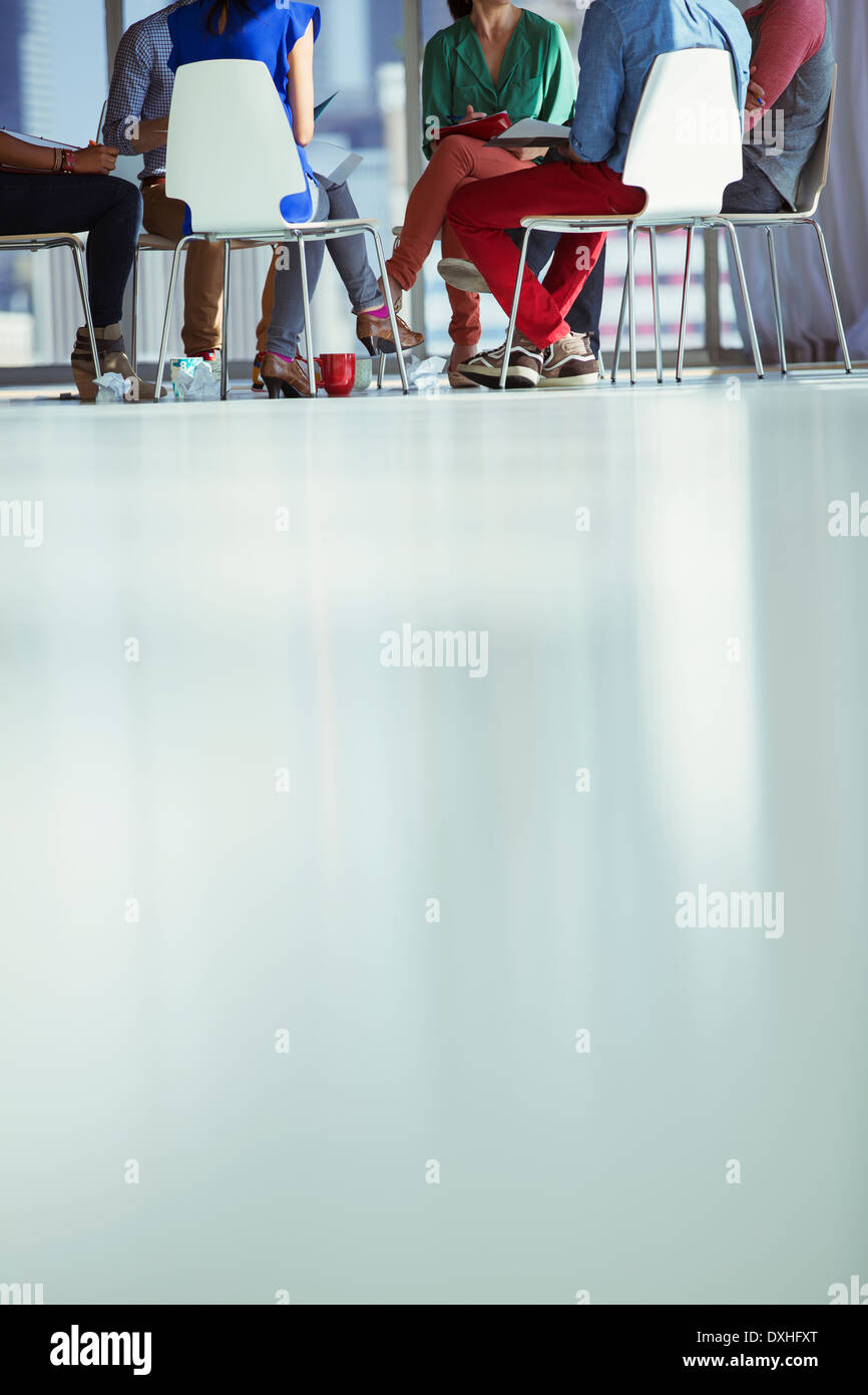 Creative business meeting persone in cerchio di sedie Foto Stock