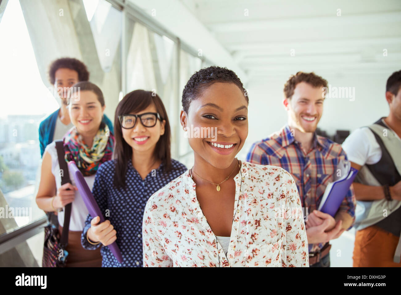 Ritratto di sorridere azienda creativa di persone nel corridoio di office Foto Stock