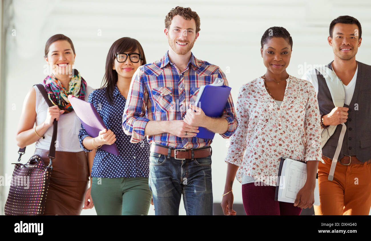 Ritratto di fiducia azienda creativa la gente camminare nel corridoio di office Foto Stock
