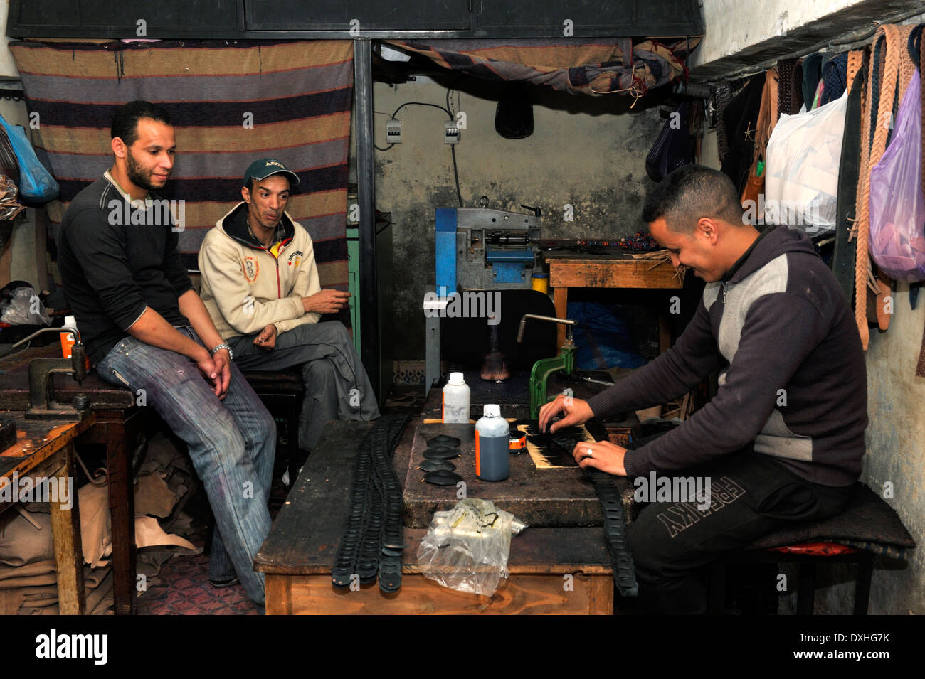 Workshop con cuoio marocchino lavoratori cinghie morente in vendita a Marrakech, Marocco Foto Stock