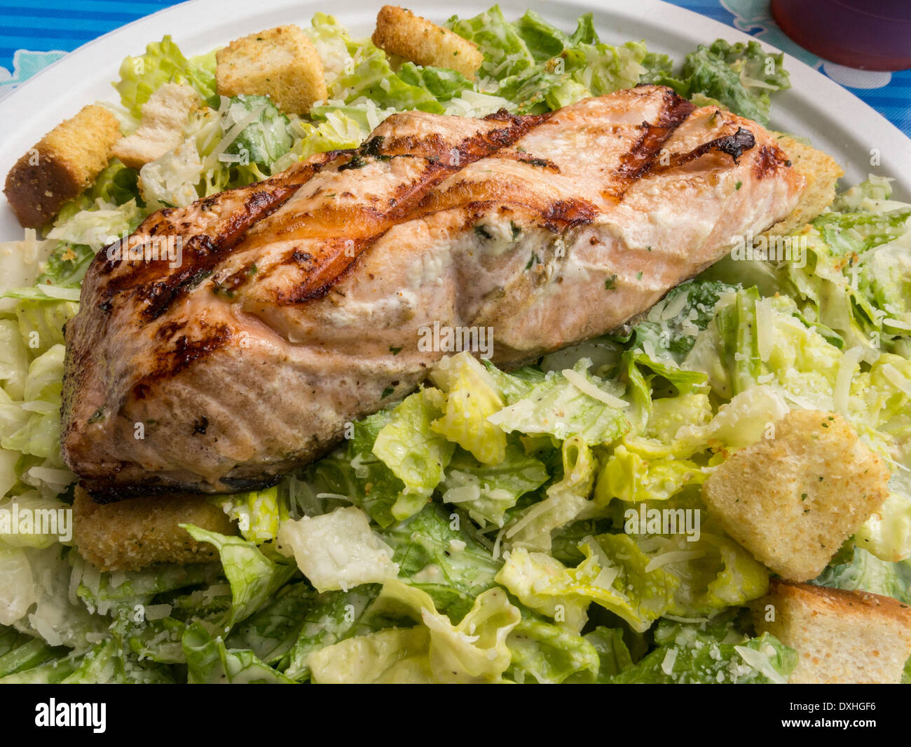 Salmone alla griglia con insalata Caesar Foto Stock