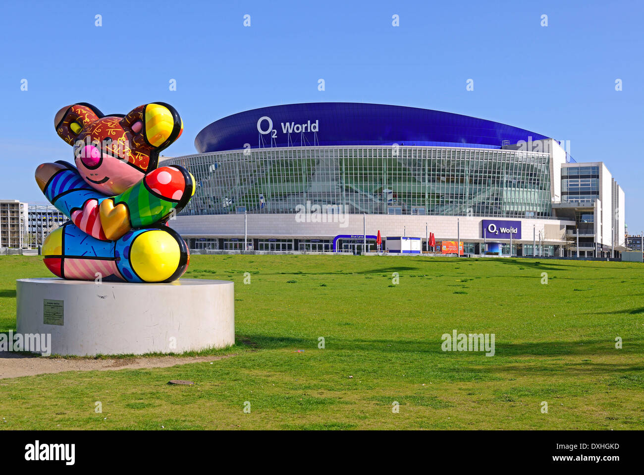 Orso colorato scultura, O2 World di Berlino, Germania, Europa Foto Stock