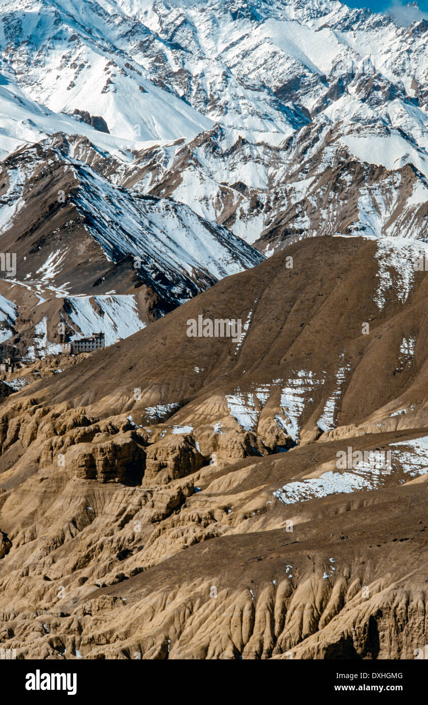 Ladakh Himalaya cime coperte di neve sole ghiaccio sabbia dorata roccia blu bianco Casa di neve Foto Stock