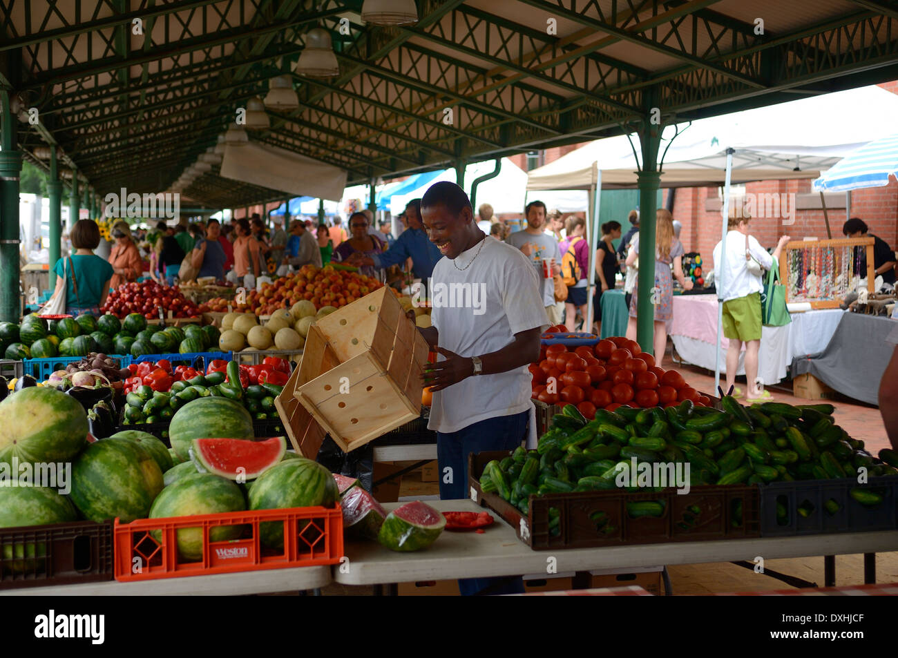 Il mercato degli agricoltori al mercato orientale. DC più antica azionata continuamente cibo fresco il mercato pubblico. Washington D.C. Stati Uniti d'America Foto Stock