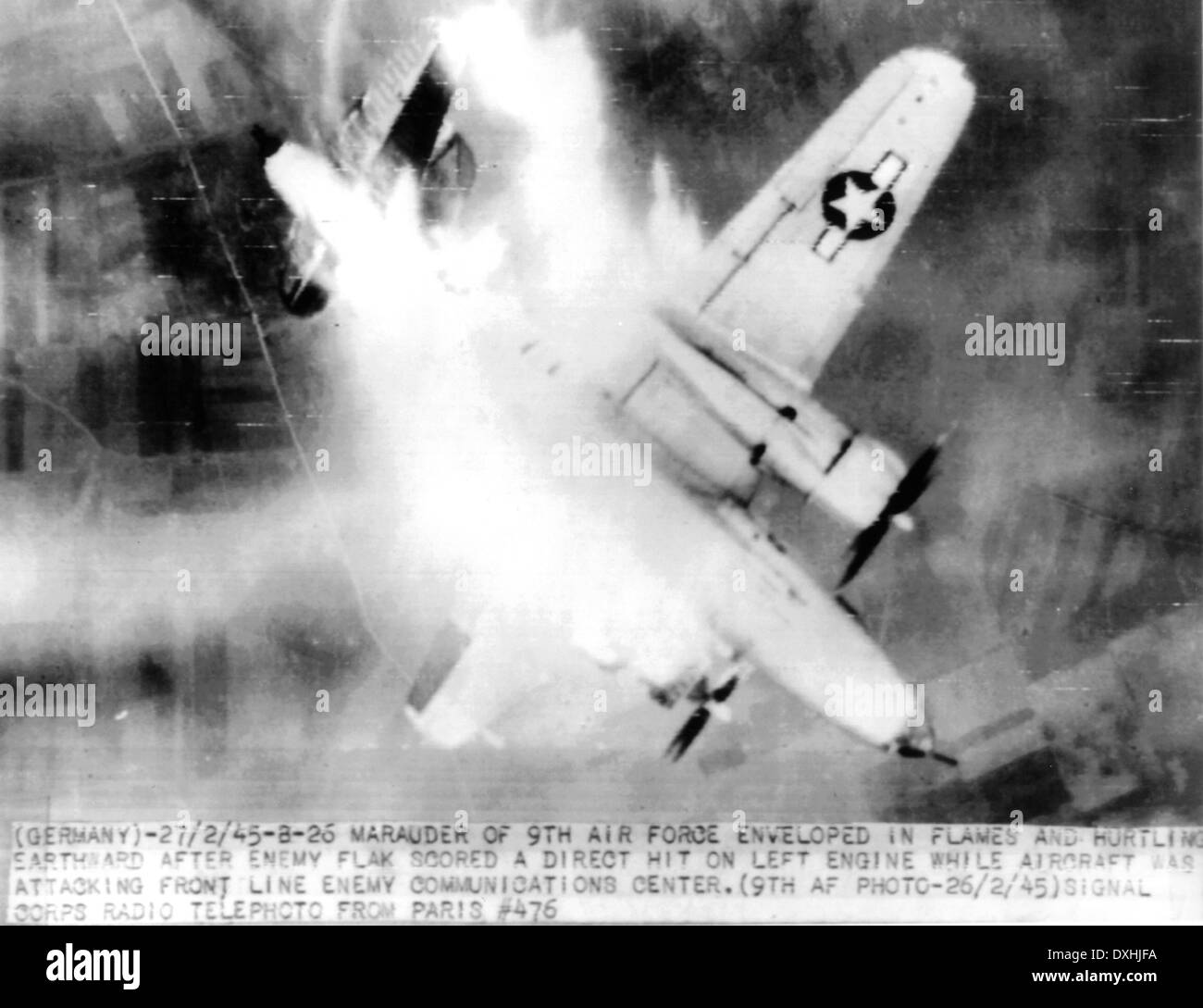 US Army AIRFORCE Marauder prende un colpo diretto dal nemico flak su Erkelenz, Germania il 26 febbraio 1945. Vedere la descrizione seguente Foto Stock