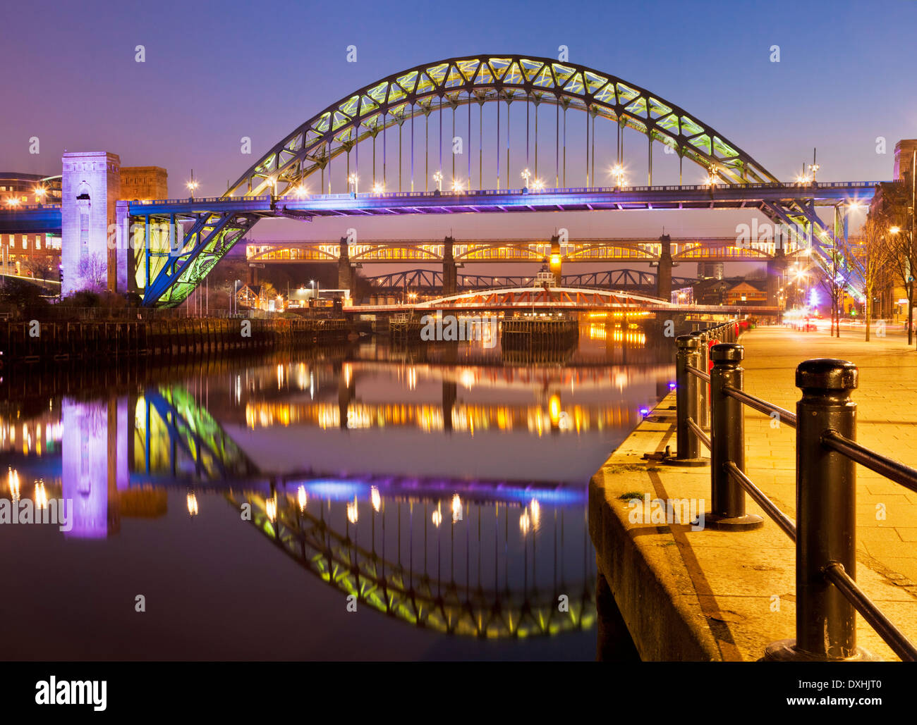 Newcastle upon Tyne skyline presso la banchina di Gateshead Tyne ponte sul fiume Tyne Tyne and Wear Tyneside Inghilterra UK GB EU Europe Foto Stock