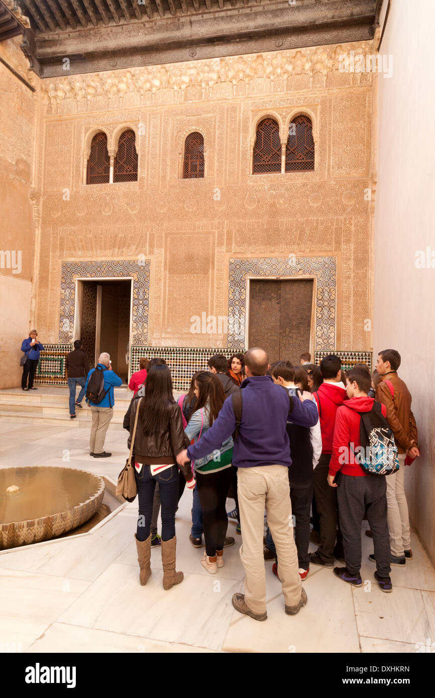 Gli adolescenti in gita scolastica al Nasrid palazzi, Alhambra Palace, Granada Andalusia Spagna Europa Foto Stock