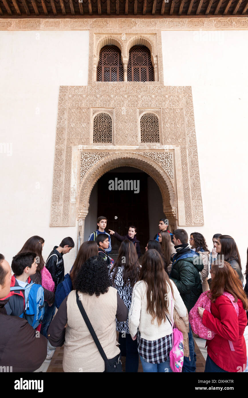 I ragazzi adolescenti in gita scolastica tour dell'Alhambra Palace, Granada, Andalusia Spagna Europa Foto Stock