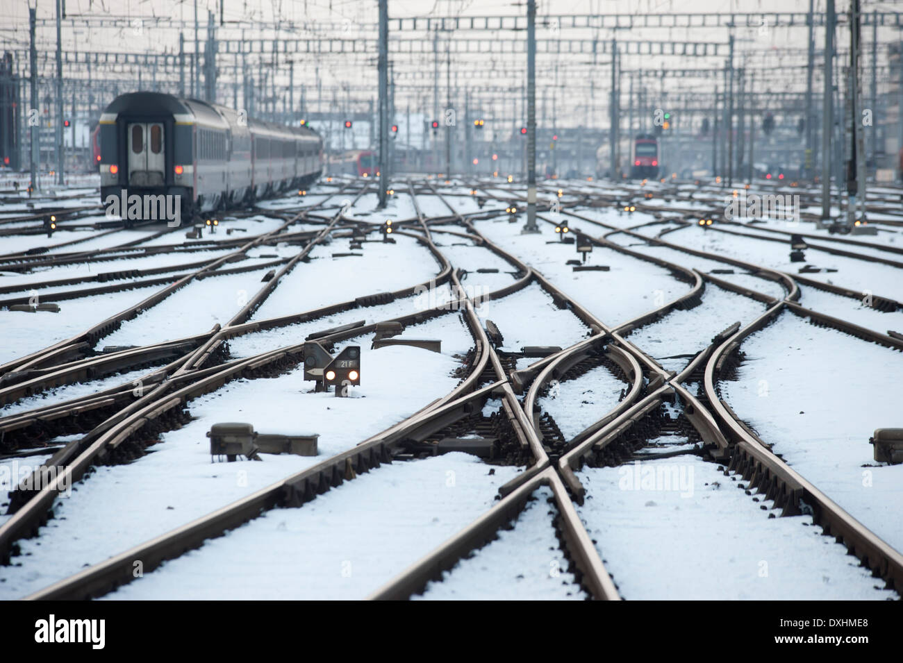 I binari della ferrovia e delle giunzioni sono coperti di neve e ghiaccio a Zurigo, Svizzera, stazione principale Foto Stock