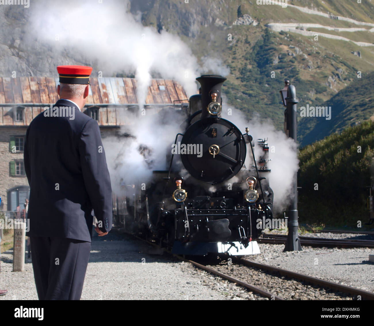 Il Furka storico treno a vapore si ferma a Gletsch, Svizzera, nelle alpi 1760m sopra il livello del mare, per caricare il nuovo carbone e acqua. Foto Stock