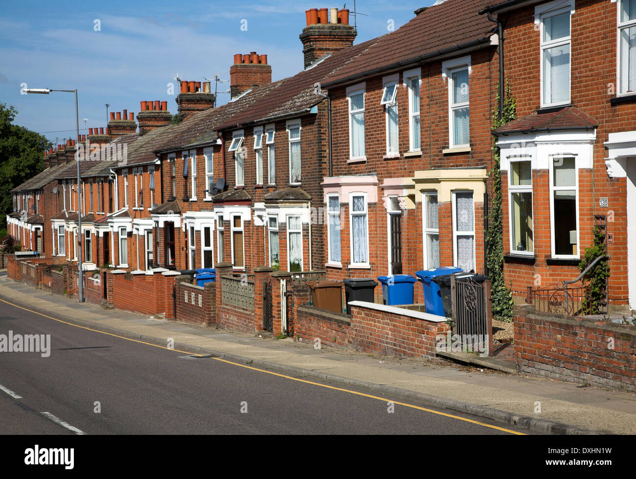 Fila di vecchi ottocento rosso terrazzati case in mattoni con finestre a baia, Ipswich, Suffolk, Inghilterra Foto Stock