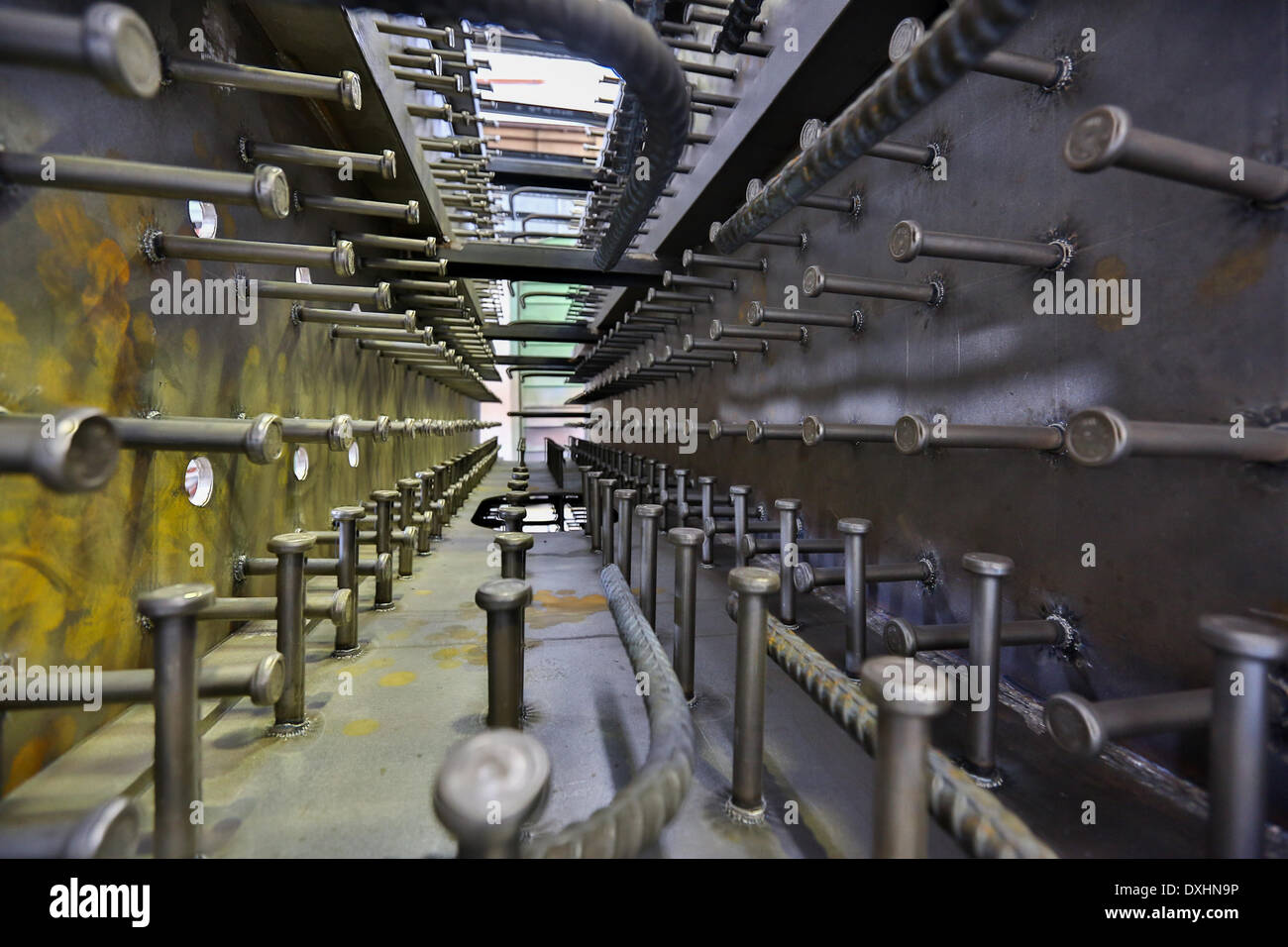 Vitkovice Machinery Group introdotto in Ostrava, Repubblica Ceca il 26 marzo 2014 modulo campione per la stazione di potenza AP1000 che si produrrebbe se Westinghouse Electric Company riceve il contratto per il completamento della centrale nucleare di Temelin. Interno del modulo è raffigurato. (CTK foto/Petr Sznapka) Foto Stock