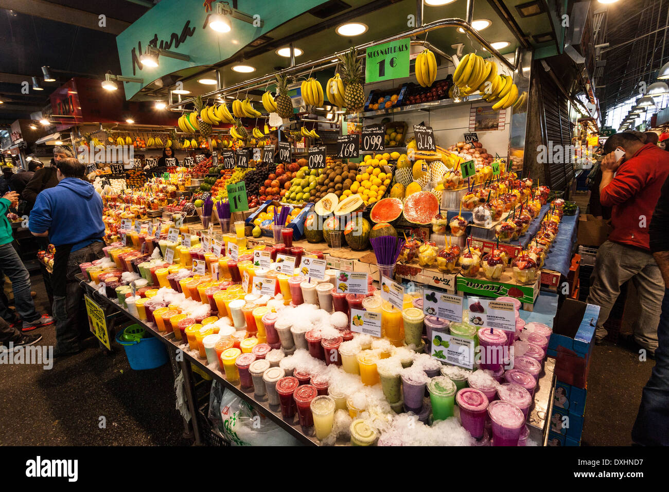 Succo di frutta in stallo, Mercat La Boqueria, Barcelona, Spagna. Foto Stock