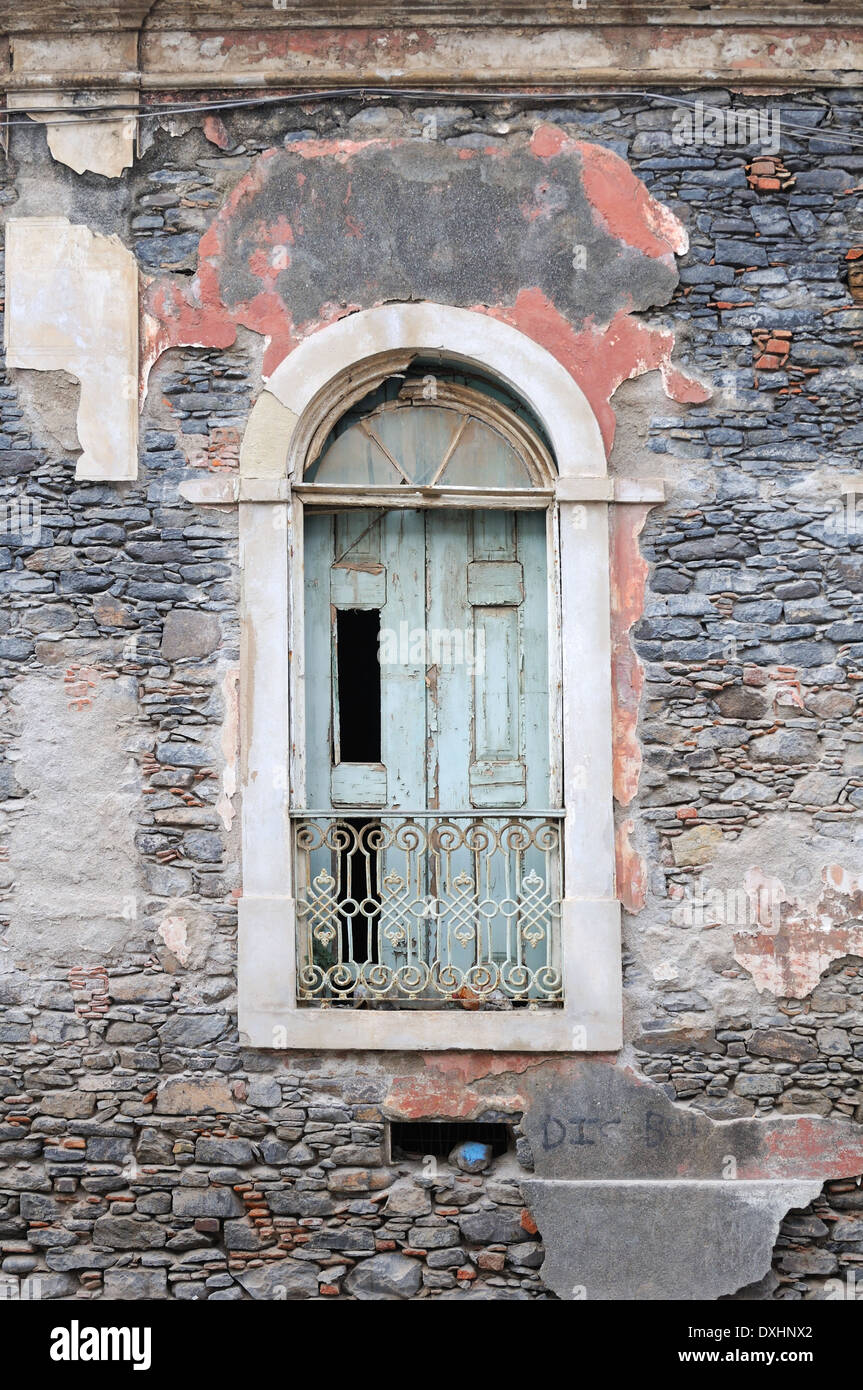 Un decadimento vecchia finestra su un vecchio edificio abbandonato a Praia, capitale delle Isole di Capo Verde. Foto Stock