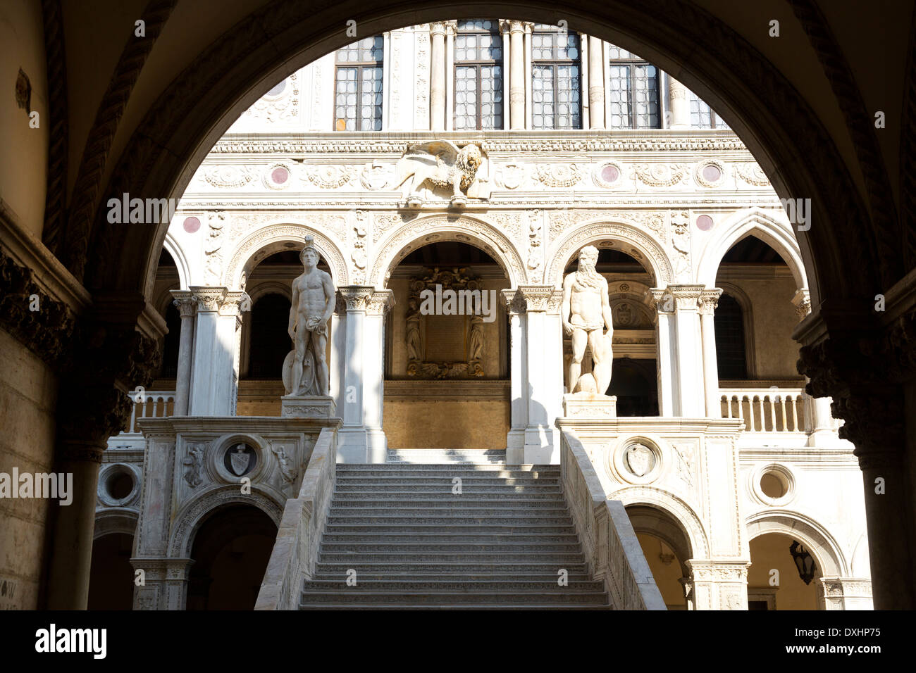 Archway al gigante scala ingresso al Palazzo dei Dogi fiancheggiata da statue di Marte e Nettuno, Venezia, Italia Foto Stock