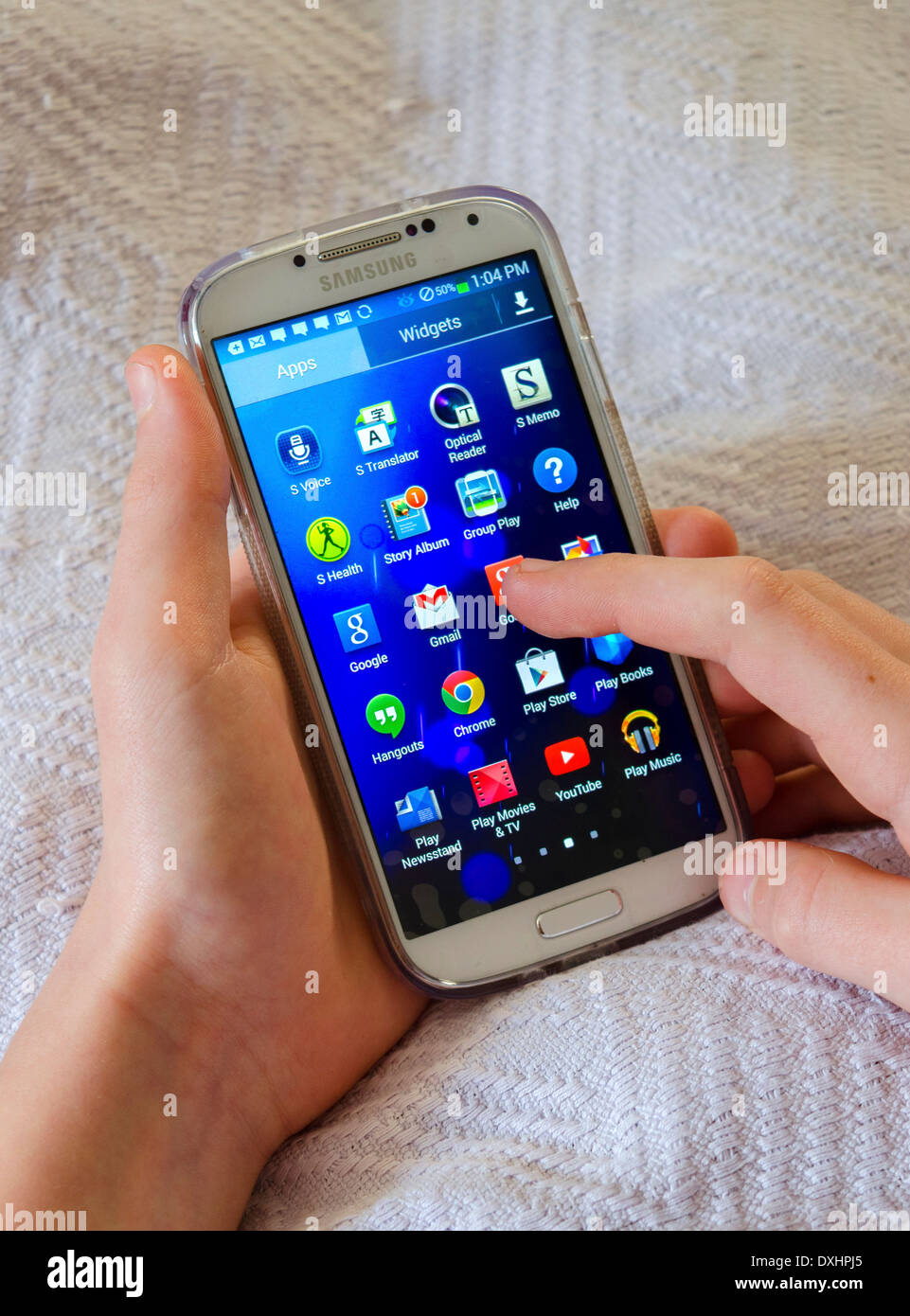 Adolescente utilizzando uno smart phone Foto Stock