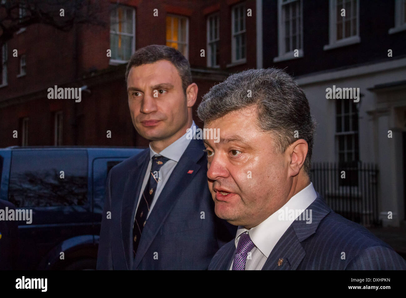 Londra, Regno Unito. Il 26 marzo 2014. Leader della Ukrainian Alleanza Democratica per il partito delle riforme (UDAR) Vitaly Klitschko (sinistra) e indipendente MP Petro Poroshenko (destra) parlare di premere al di fuori di Downing Street dopo un incontro con il primo britannico Mister David Cameron. Credito: Guy Corbishley/Alamy Live News Foto Stock