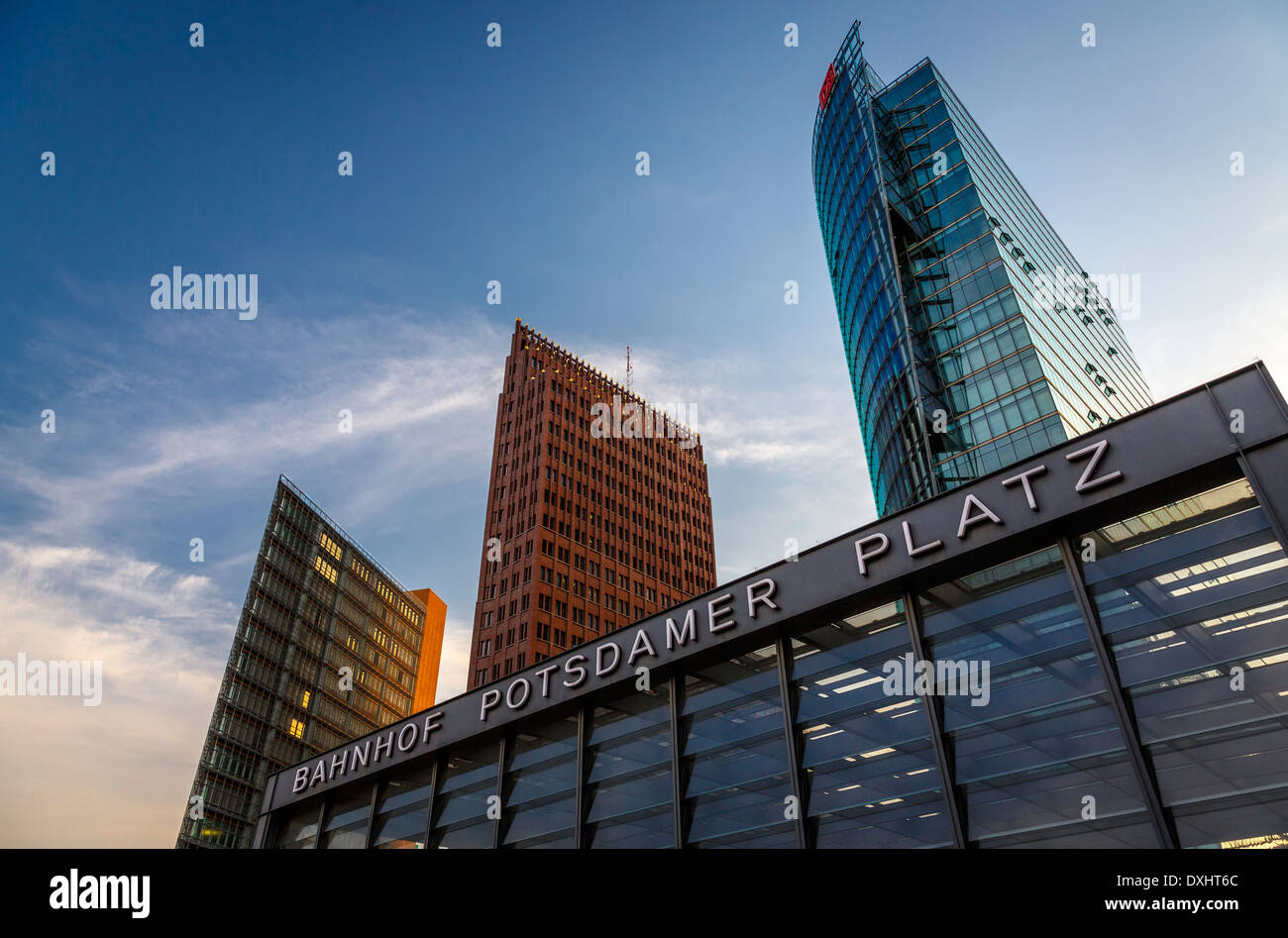 Edifici a Potsdamer Platz , Berlino con Deutsche Bahn headquarters (edificio di destra) e la stazione ferroviaria di ingresso (primo piano) Foto Stock