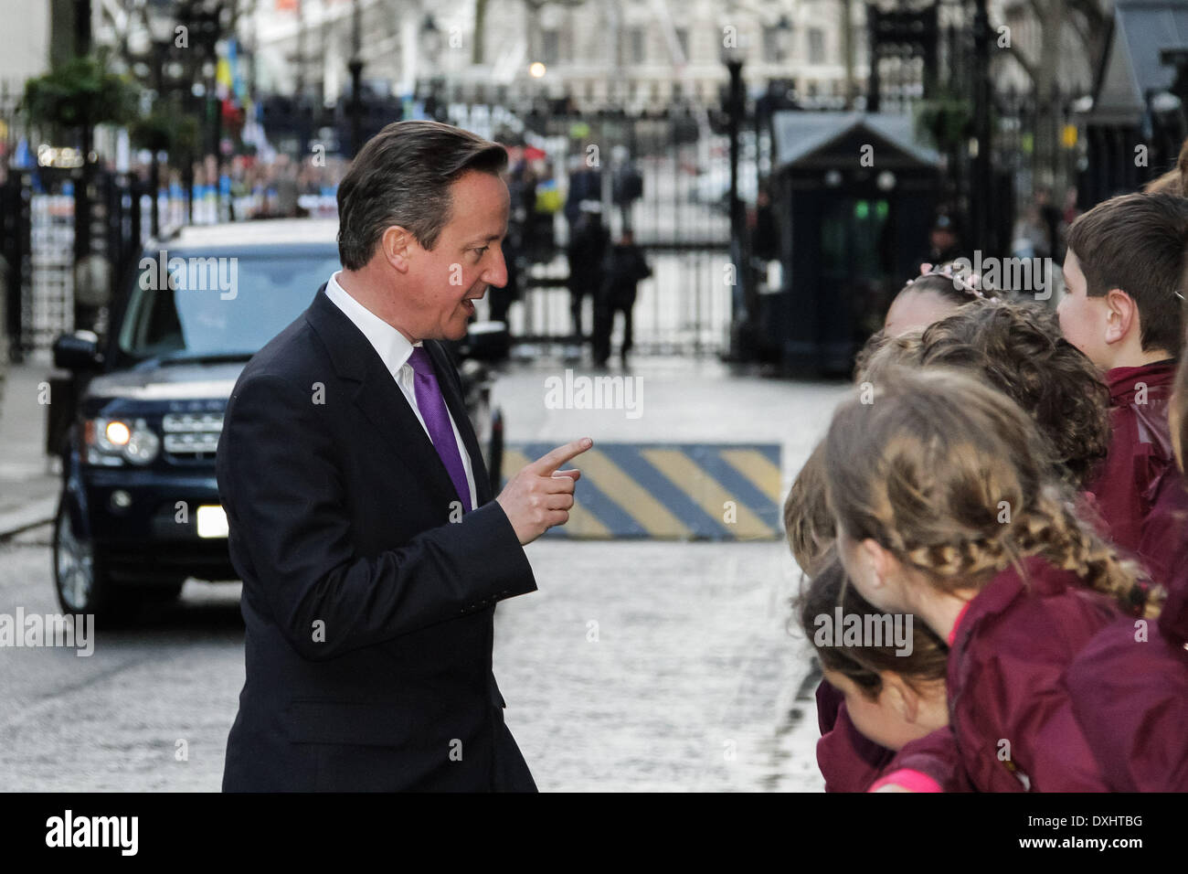 Londra, Regno Unito. Il 26 marzo 2014. Primo Ministro britannico David Cameron al di fuori di Downing Street incontro con la locale scuola di visita ai bambini prima di un incontro con UDAR ucraino parte MP Vitali Klitschko. Credito: Guy Corbishley/Alamy Live News Foto Stock