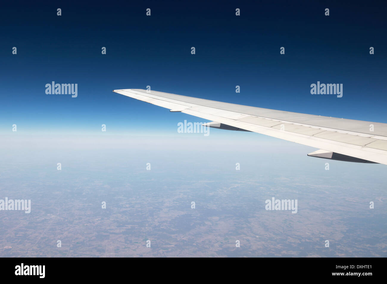 Ala di aeroplano durante il viaggio durante il volo Foto Stock