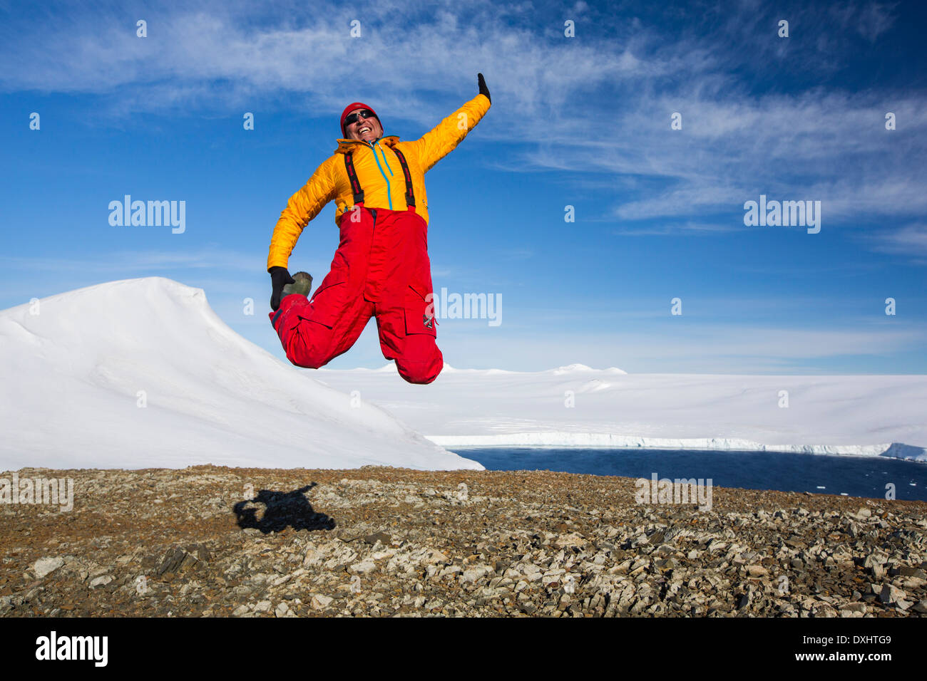 Un uomo da un expedition cruise su Joinville isola appena al di fuori della penisola antartica. Foto Stock