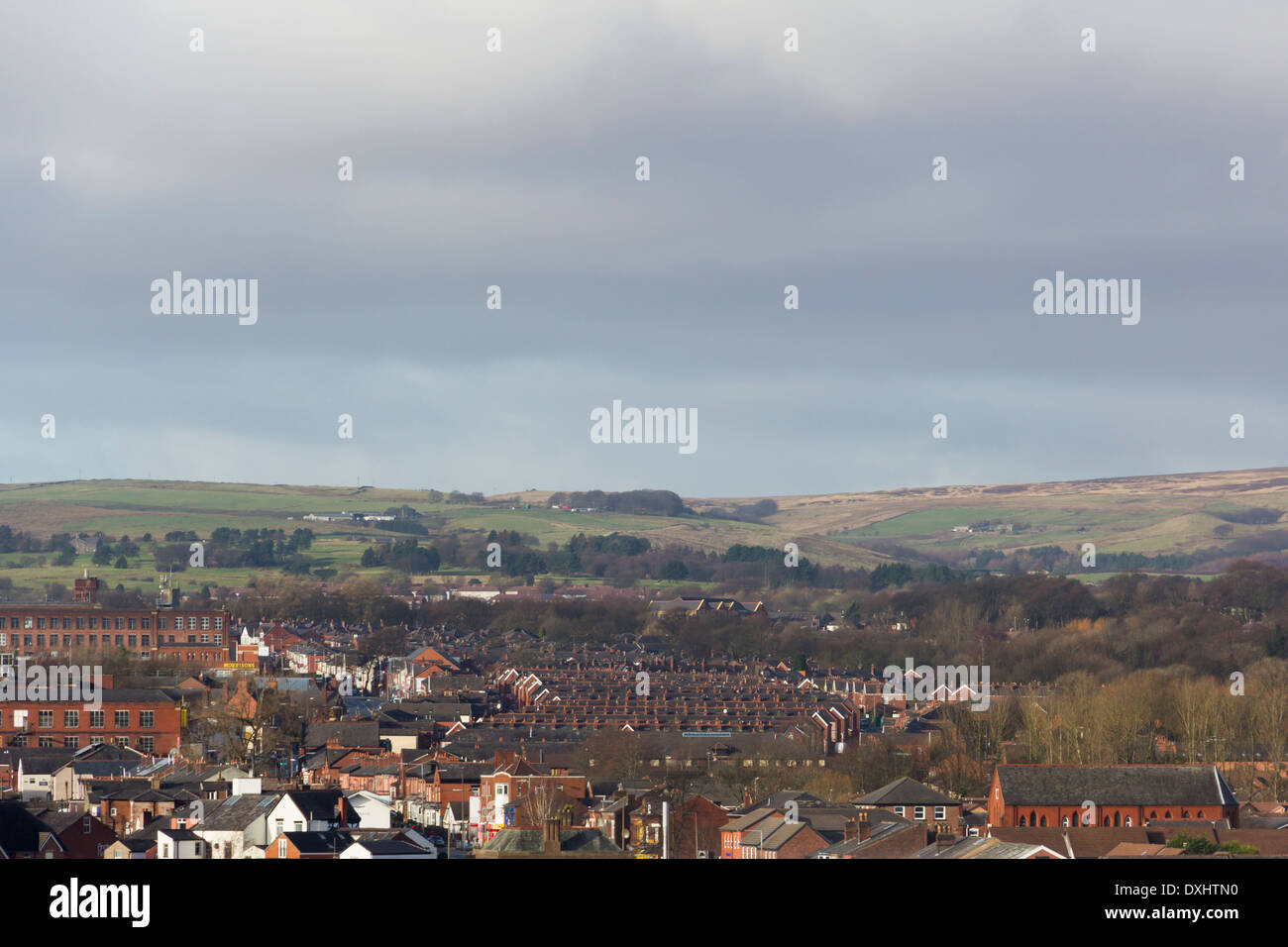 Tetti di Bolton guardando a nord-ovest di Victoria Square verso Chorley Old Road, Brownlow piega e Smithills Moor. Foto Stock