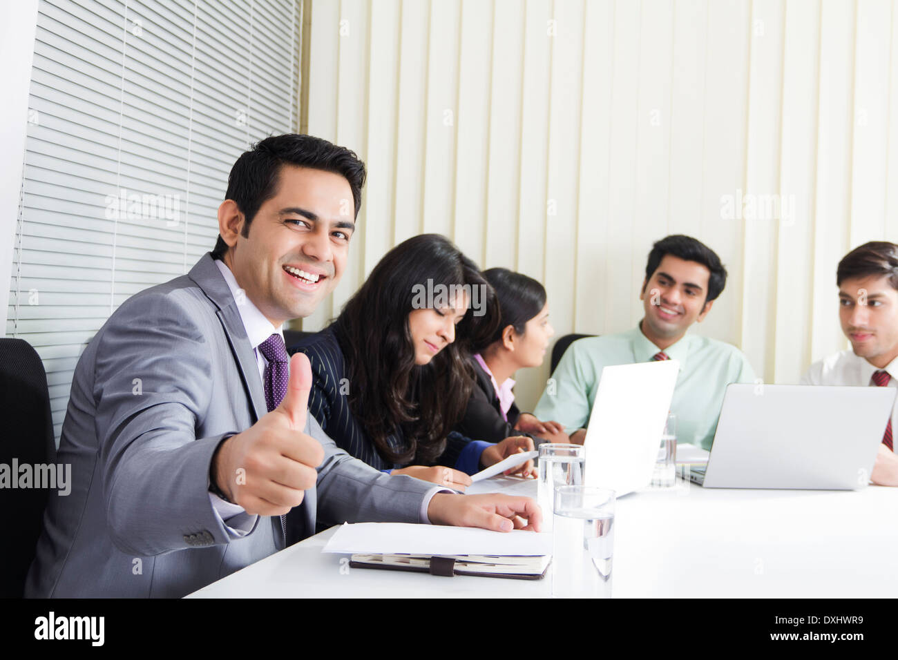 Indian business persone che lavorano in ufficio Foto Stock