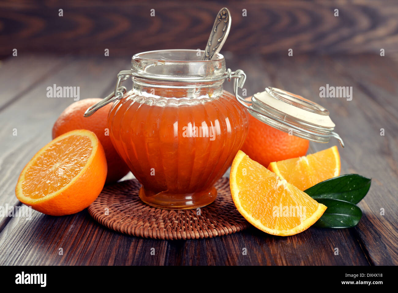 Orange inceppamento nel vasetto di vetro su sfondo di legno closeup Foto Stock