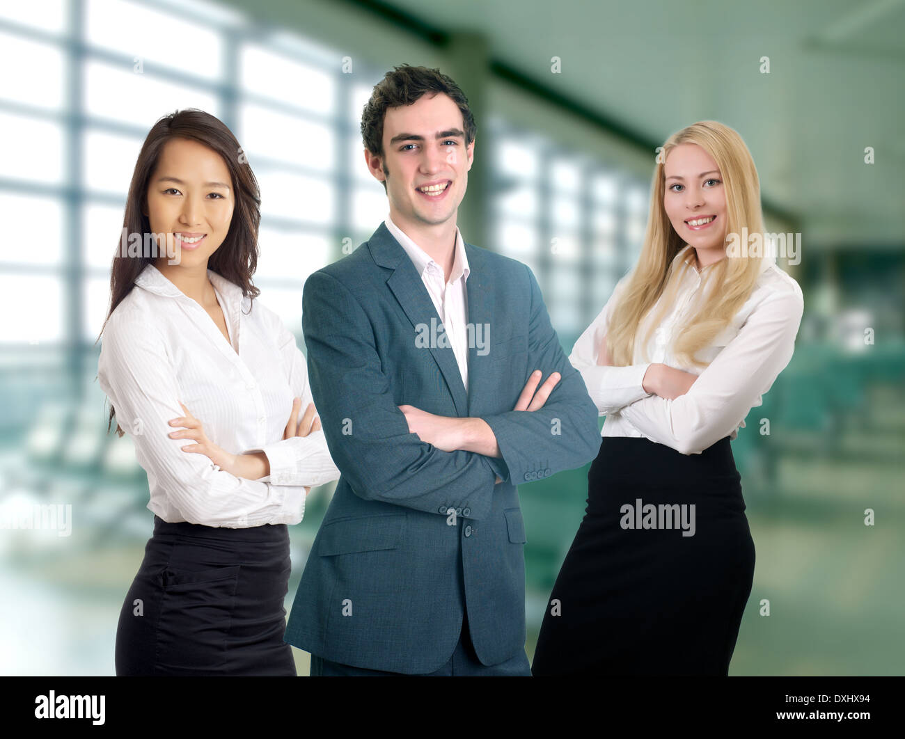 Business formale professionisti bracci di attraversamento pongono nell'edificio commerciale Foto Stock