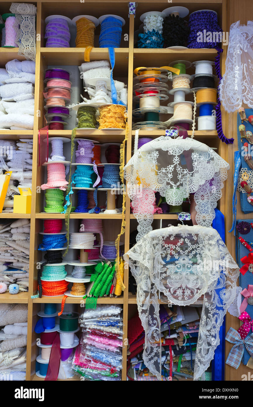 I dettagli di Valencia del ricamo nella vecchia merceria in Plaza Redonda in Spagna Foto Stock