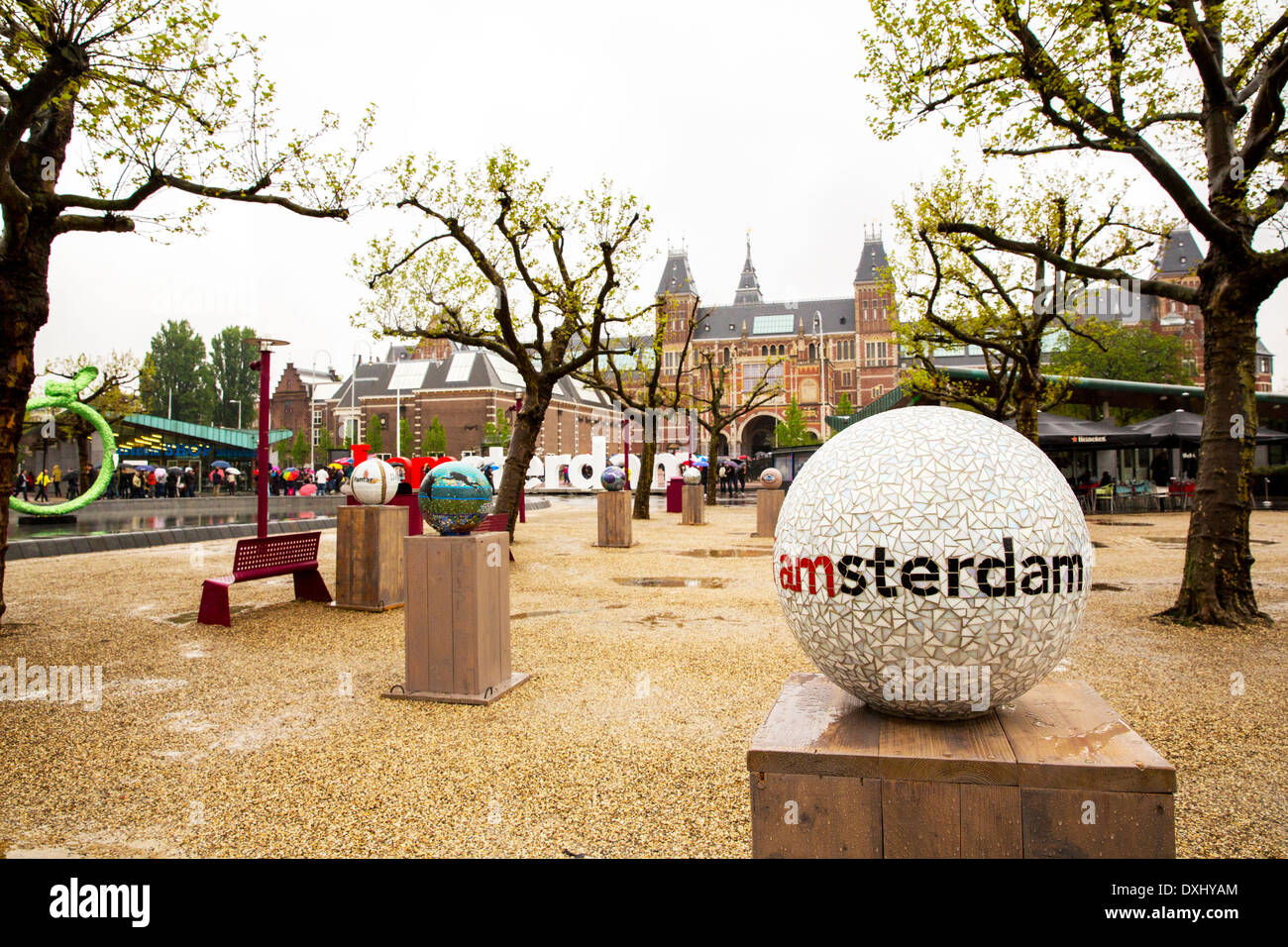 Guardando verso il Rijksmuseum attraverso opere ed io sono segno di Amsterdam in Amsterdam Foto Stock