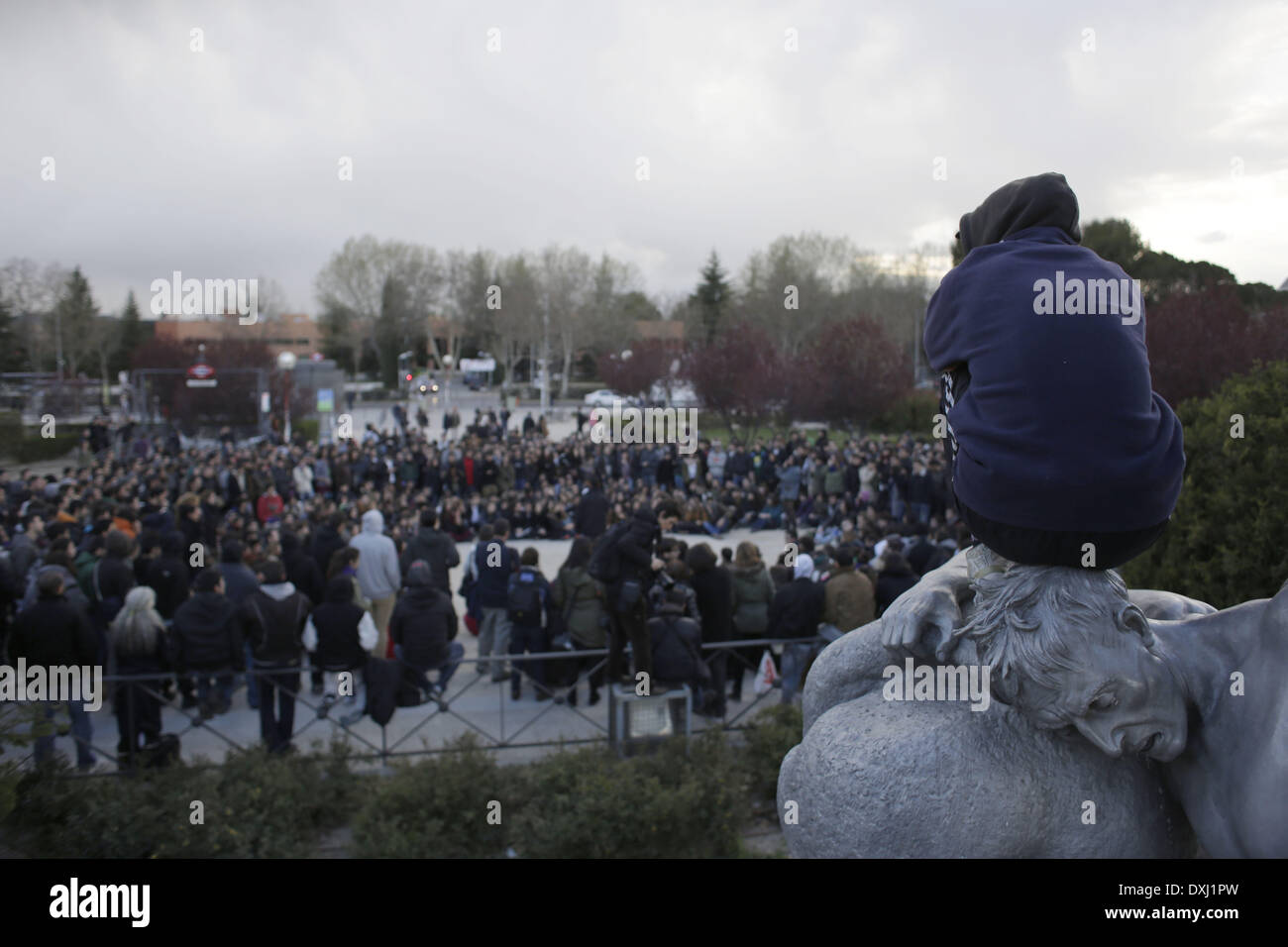 Madrid, Spagna. 26 Mar, 2014. Gli studenti in possesso di un montaggio presso università Complutense durante il primo giorno di scioperi degli studenti per protestare contro un governo riforma dell'istruzione e tagli alle sovvenzioni e al personale dell Università Complutense di Madrid, . Polizia spagnola dicono di aver arrestato più di una cinquantina di studenti quando la polizia e spostato alla fine dell'occupazione di un edificio del campus dopo l'università aveva chiesto loro di intervenire. Credito: ZUMA Press, Inc./Alamy Live News Foto Stock