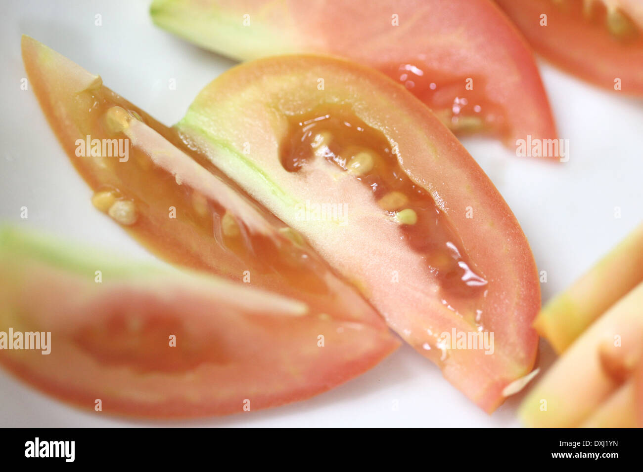 Affettato ​​tomatoes come ingrediente in cucina. Foto Stock