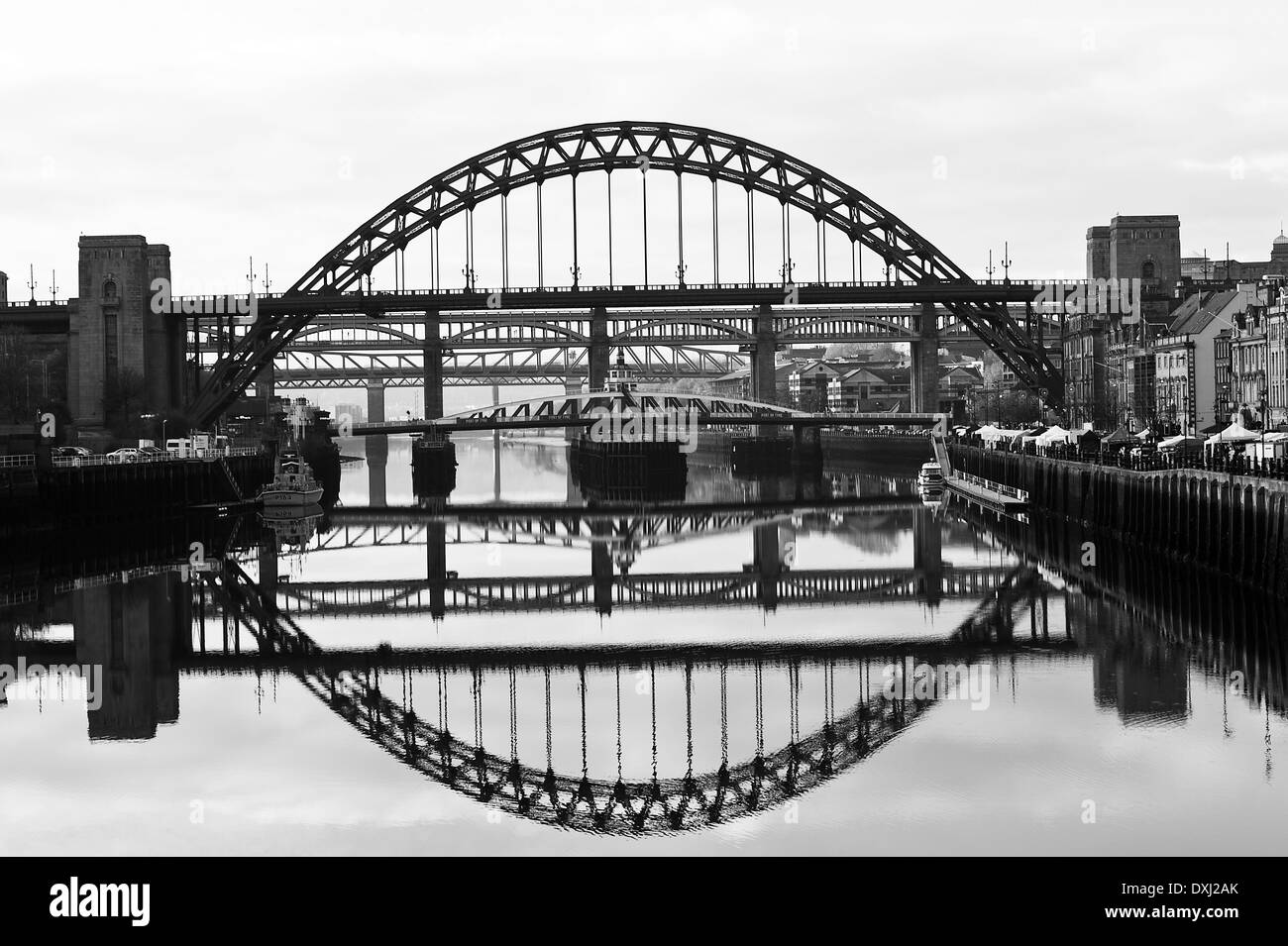 Immagine speculare riflessioni del Tyne e ponti girevoli in Fiume Tyne a Newcastle Quayside England Regno Unito Regno Unito Foto Stock