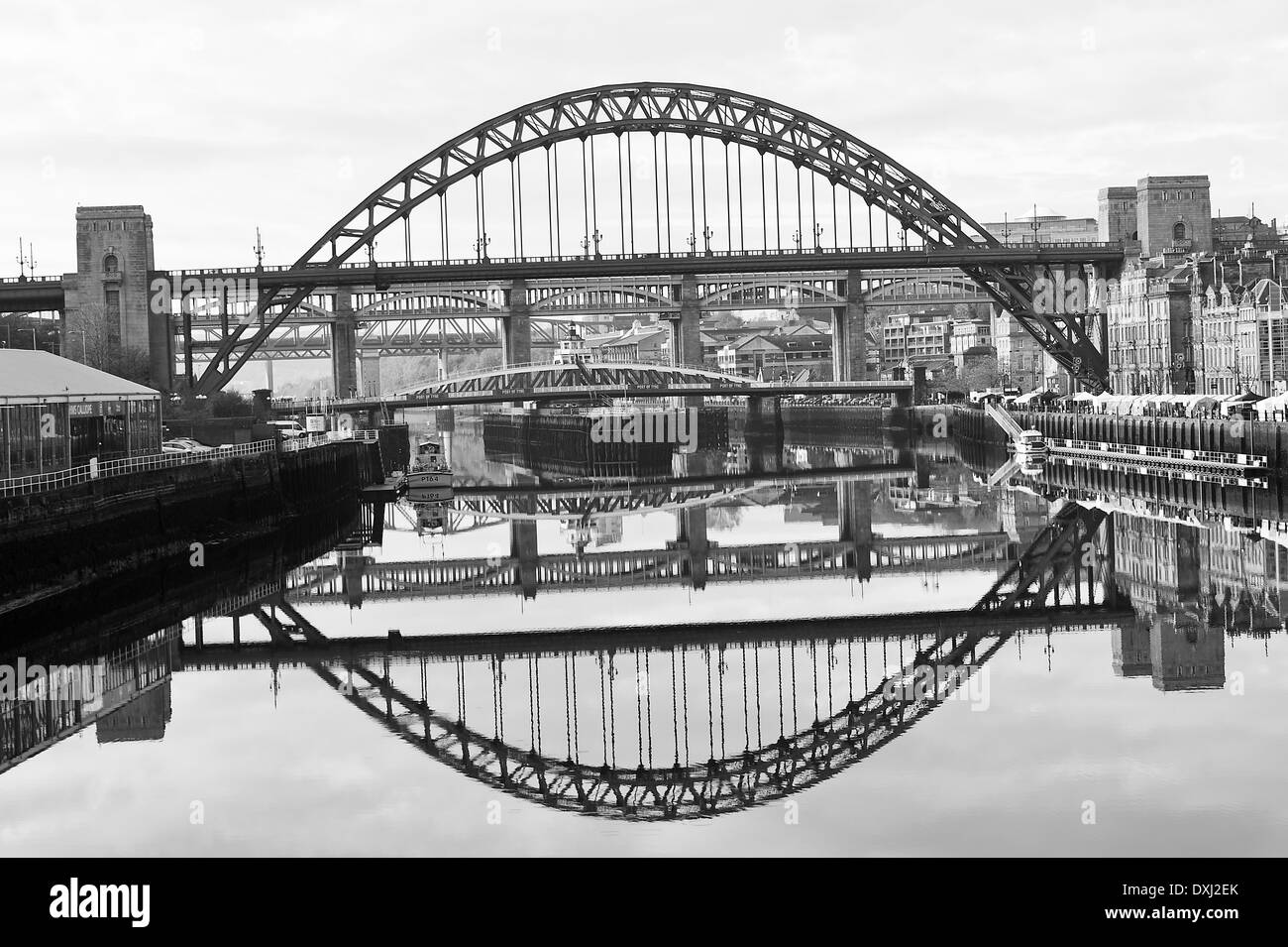 Immagine speculare riflessioni del Tyne e ponti girevoli in Fiume Tyne a Newcastle Quayside England Regno Unito Regno Unito Foto Stock