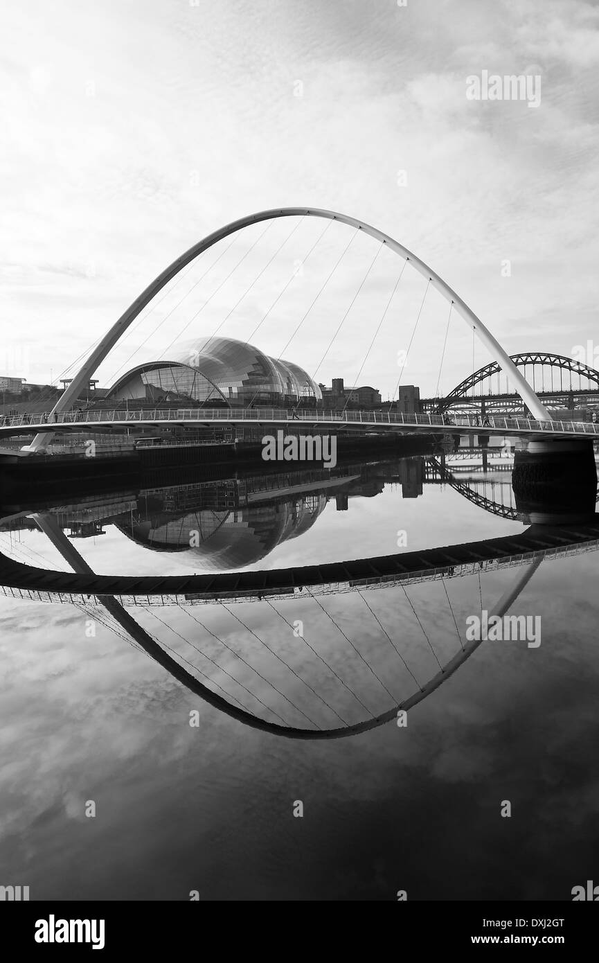 Riflessi sul fiume Tyne con Gateshead Millennium Bridge da Quayside Newcastle upon Tyne Inghilterra Regno Unito Regno Unito Foto Stock