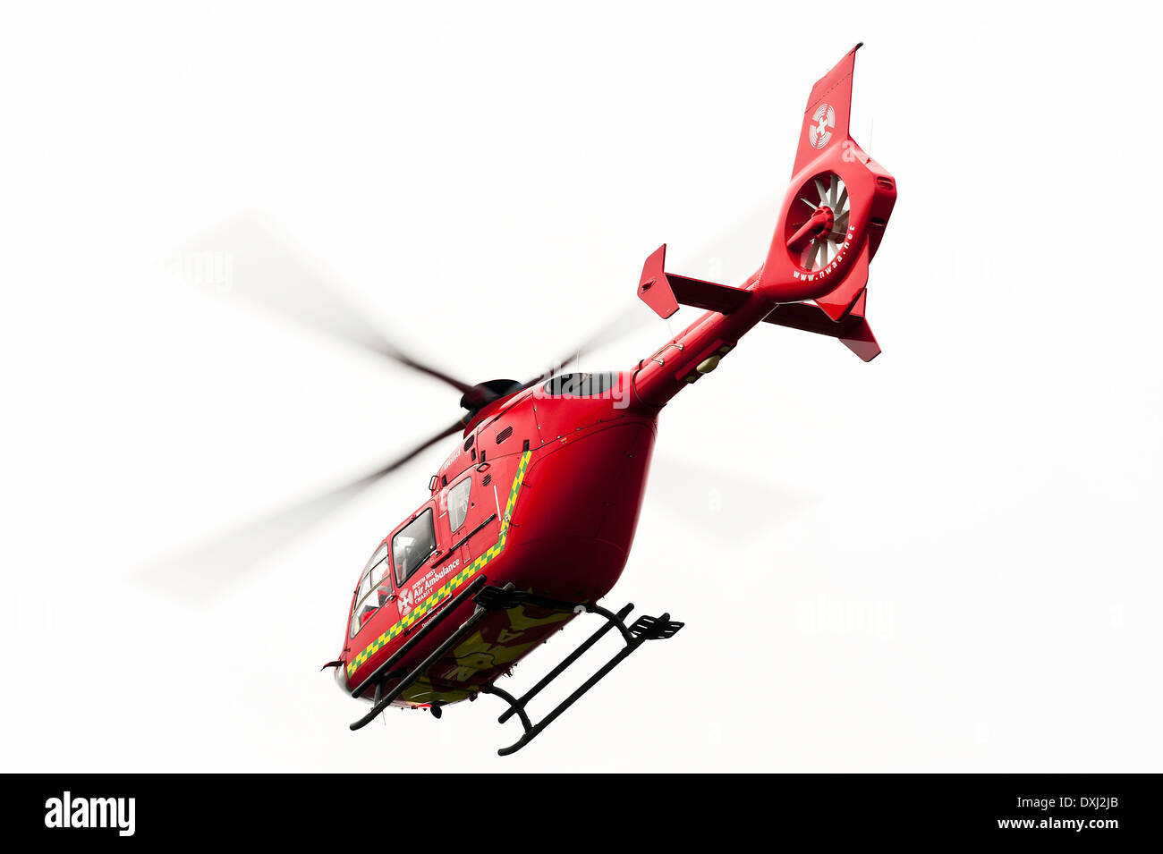 Nord Ovest Eurocopter EC135 T2 elicottero G-NWAE sorvolo Alsager Cheshire su una emergenza medica England Regno Unito Regno Unito Foto Stock