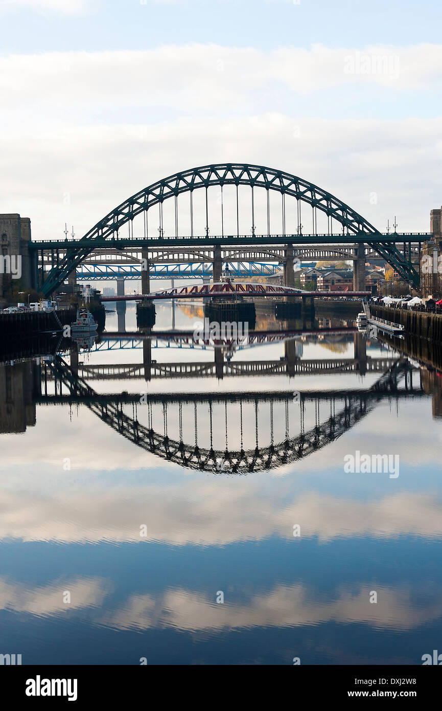 Immagine speculare riflessioni del Tyne e ponti girevoli in Fiume Tyne a Newcastle Quayside England Regno Unito Regno Unito Foto Stock