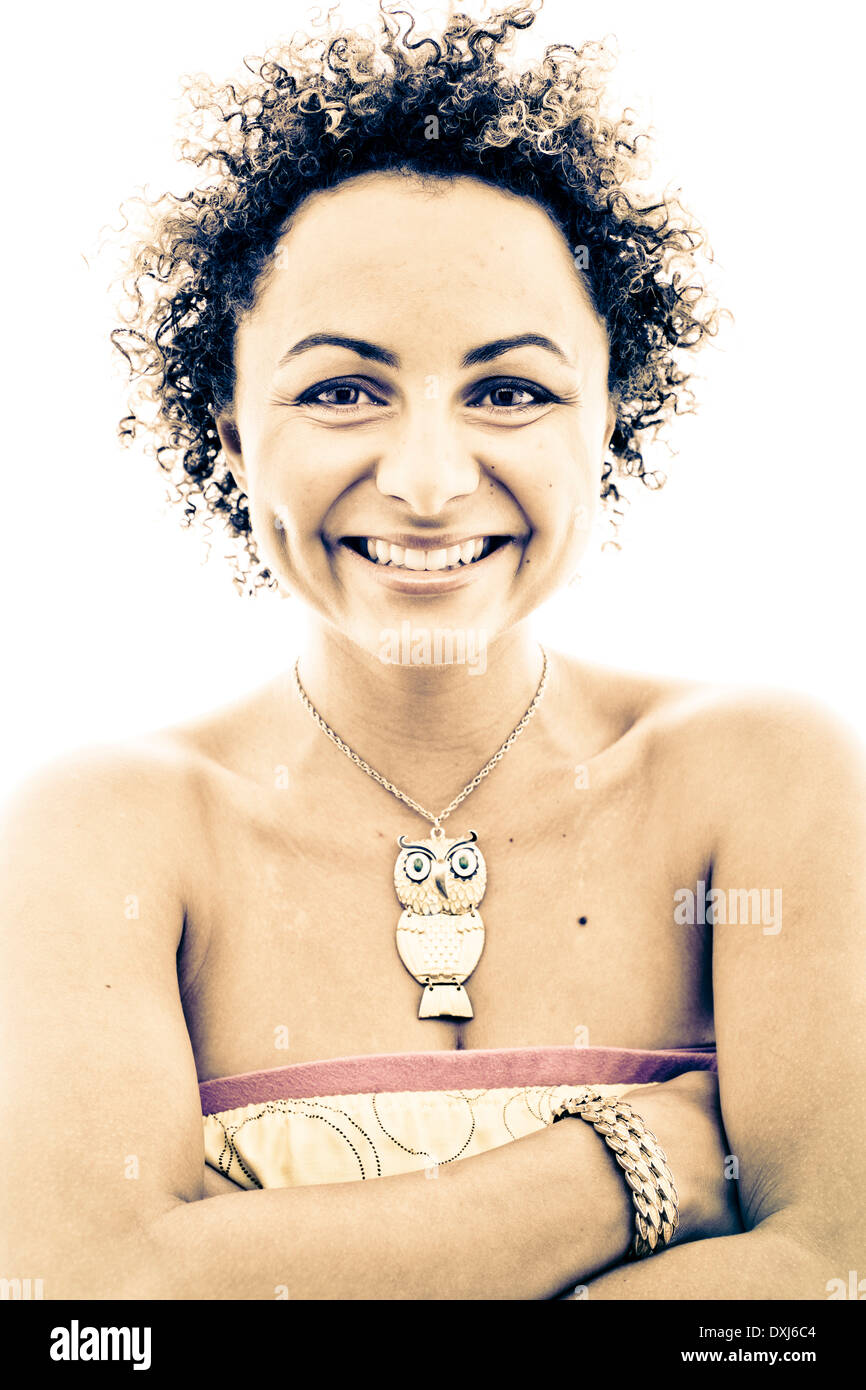 Close up ritratto di donna sorridente indossando il gufo collana Foto Stock