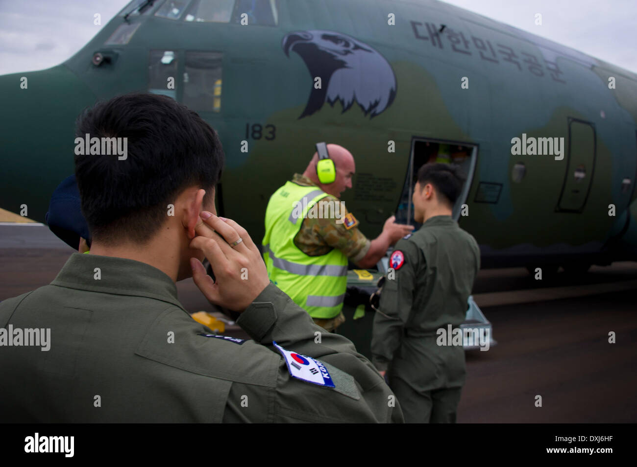 Canberra. 25 Mar, 2014. A South Korean Air Force C-130 Hercules arriva presso il Royal Australian Air Force Base Pearce in Australia occidentale per sostenere l'australiano la sicurezza marittima Authoirty-led cerca per la Malaysia Airlines MH370 il 25 marzo 2014. © Ministero australiano della difesa/Xinhua/Alamy Live News Foto Stock