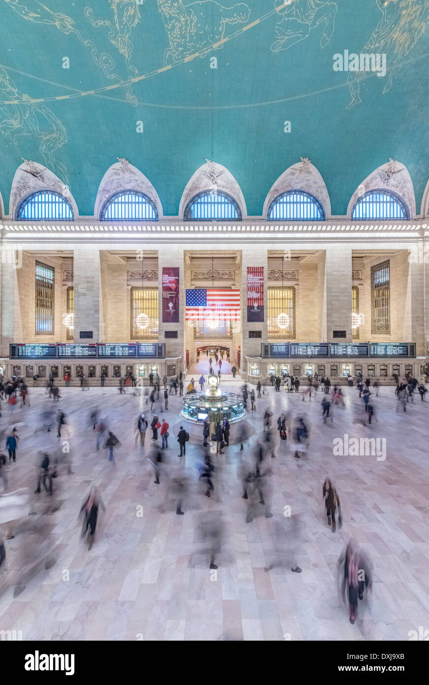 Sfumata la gente camminare fuori Grand Central Terminal, New York New York, Stati Uniti, Foto Stock
