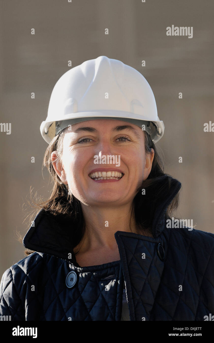 Femmina matura engineer indossare elmetto sorridente ritratto Foto Stock