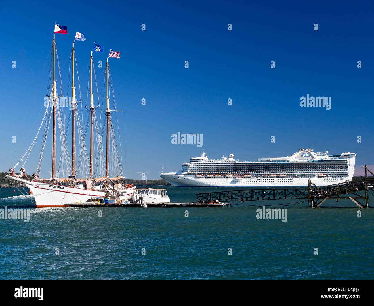 Quattro-master Margaret Todd e la Nave da Crociera Caribbean Princess off Bar Harbor Maine USA 3 Foto Stock