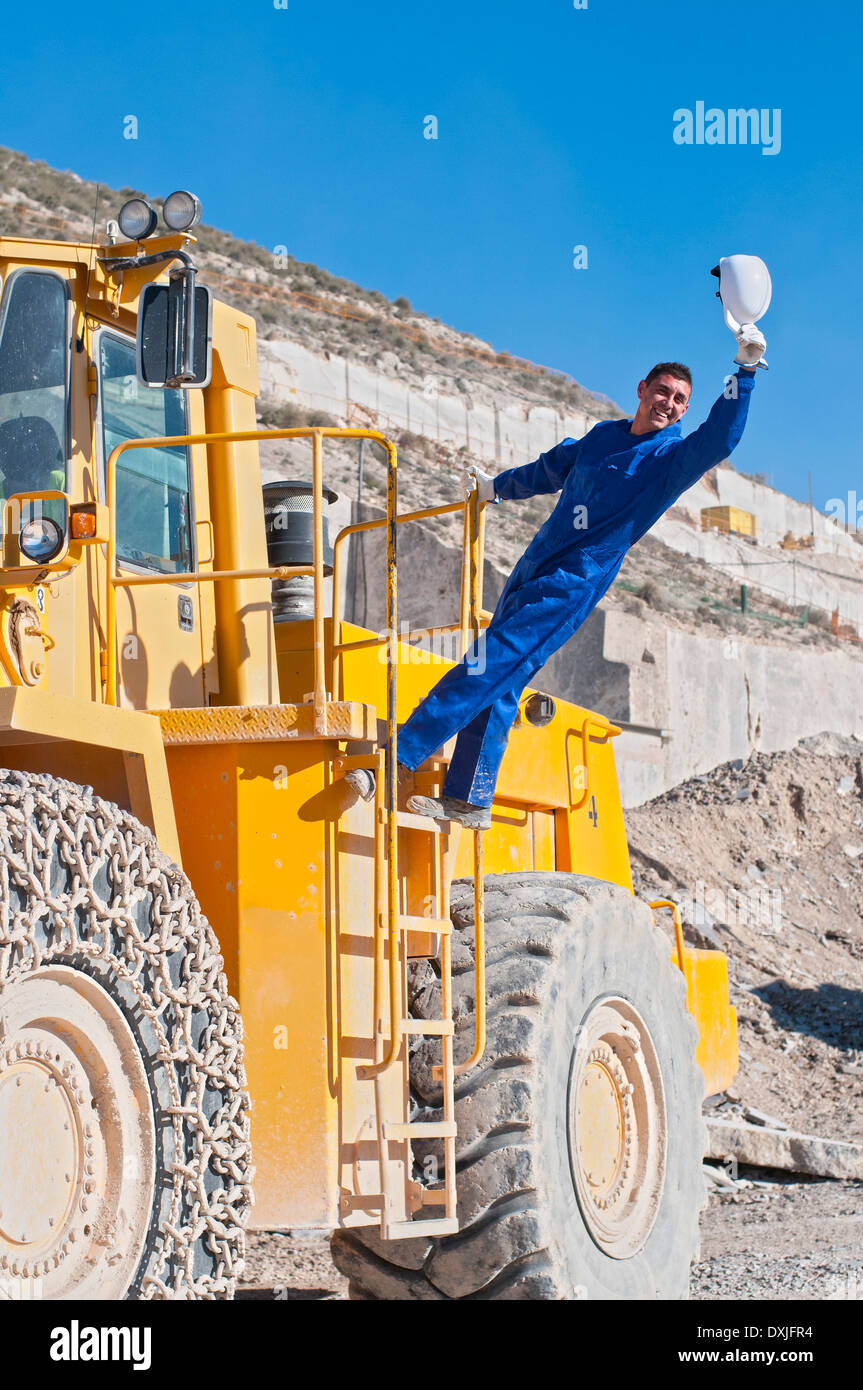Lavoratore sventolando elmetto arrampicata macchina di data mining Foto Stock