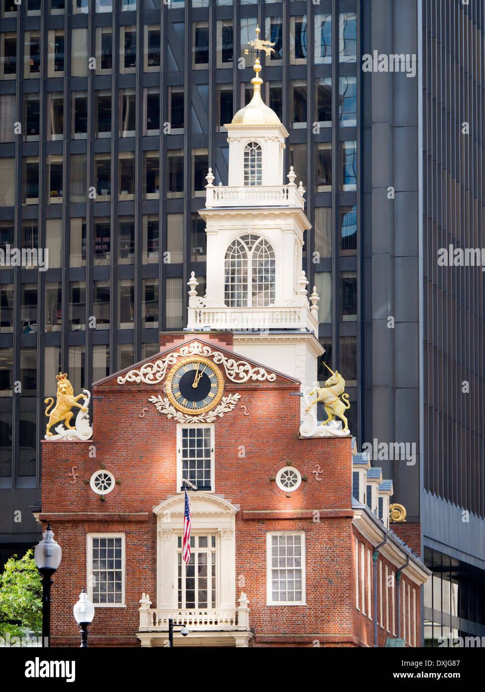 Storica Boston - la vecchia casa di stato circondato da moderni grattacieli 2 Foto Stock