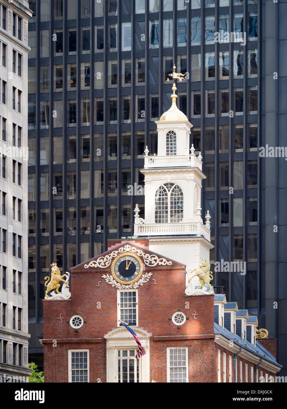 Storica Boston - la vecchia casa di stato circondato da moderni grattacieli Foto Stock
