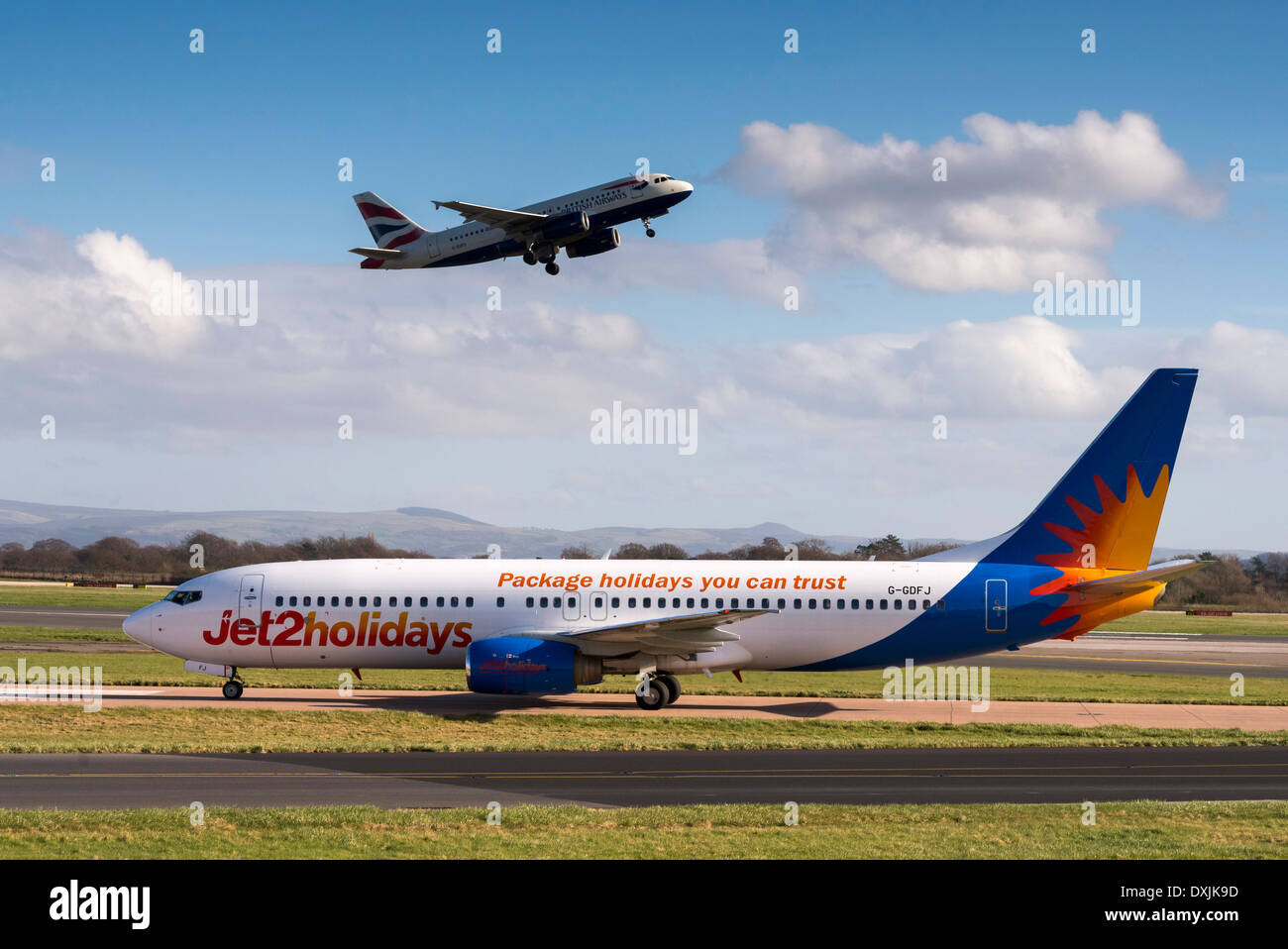 Aeromobili all'aeroporto di Manchester. Jet2 Boeing 727 con British Airways Airbus A320 di decollare. Foto Stock