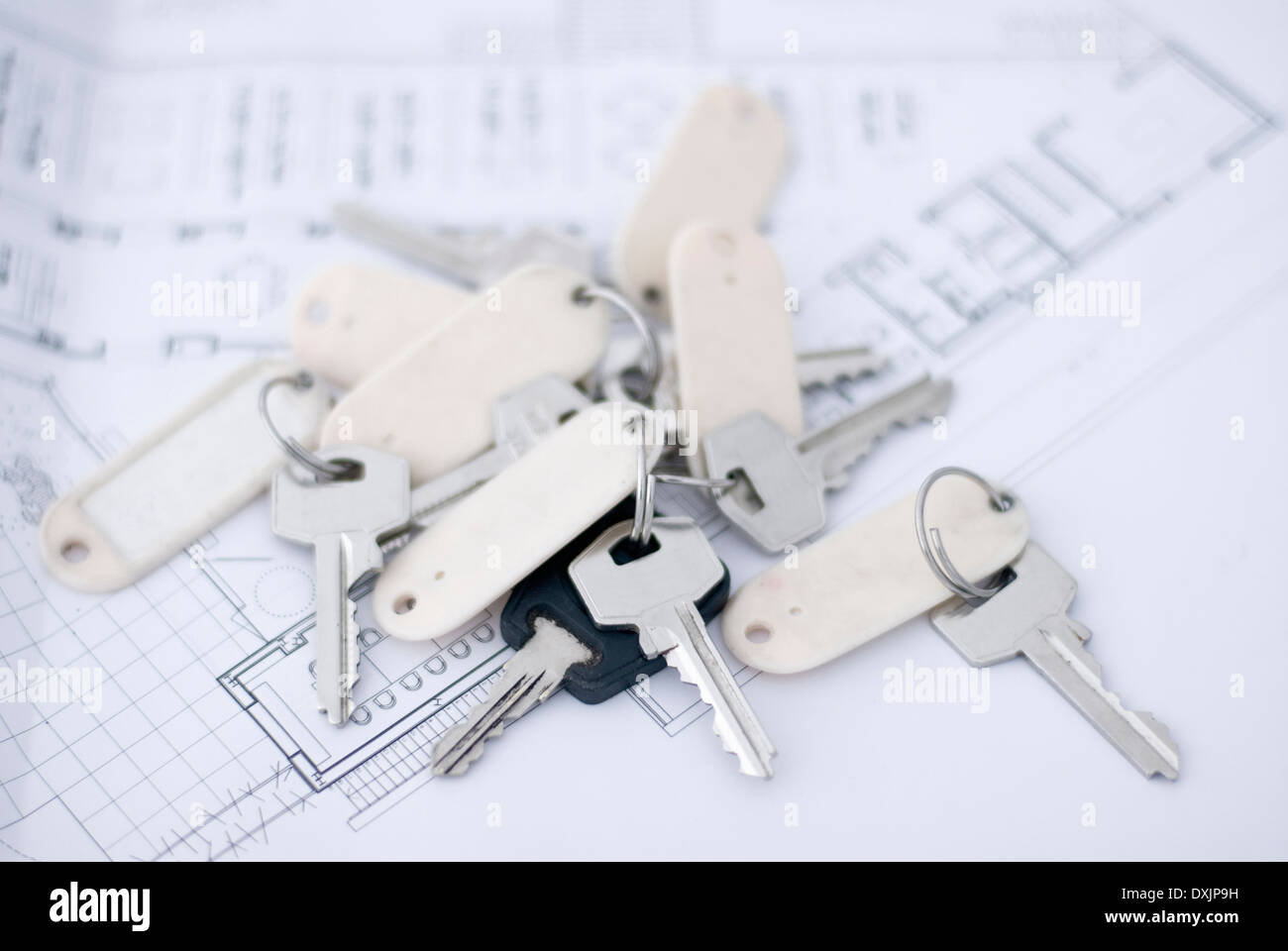 Un mazzo di chiavi giacente su un architetto del piano Foto Stock