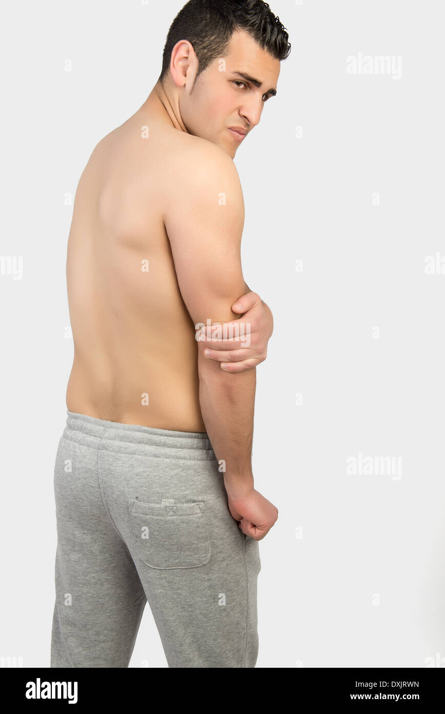 Uomo muscolare con dolore muscolare su sfondo bianco Foto Stock